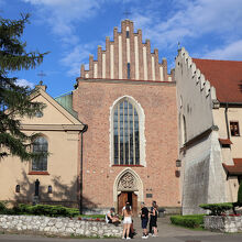 右側が修道院の建物です