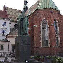 背後(左手)の建物が修道院