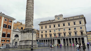 「マルクス・アウレリウスの記念柱」がある「コロンナ広場」