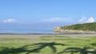 静かで水のきれいなビーチ