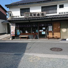 駐車場内よりお店を望む。駐車場ば砂利敷き。