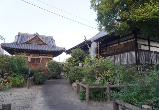 丸亀藩主、山崎家治が山崎家の菩提寺として創建した浄土宗のお寺