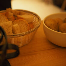 イモとパン。こんなに食べられません。