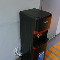 廊下にミネラルウォーターサーバー