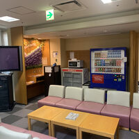 ロビーの共用スペース。他にテーブルなども多く食事も取れます。