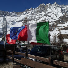 ホテルにあったイタリア国旗・EU旗・スイス国旗