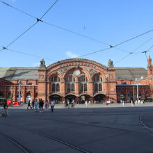 遠望・大きな駅舎です