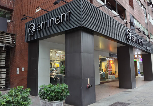 台湾創業のスーツケース、バッグメーカーのお店