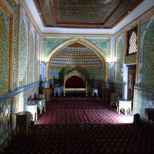 謁見の間かな？ここだけ内装が凝りまくっています