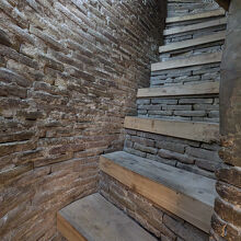 階段はこんなんです。登りたい方は事前に脚を鍛えておきましょう