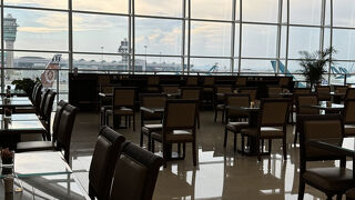 Emirates Lounge (HongKong International Airport)