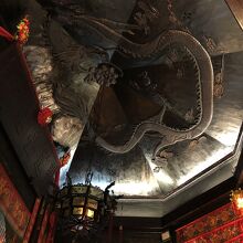 天井の龍、そして屋根が八角形というのがよく分かる