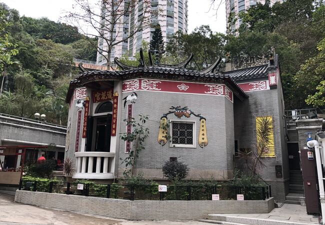 観音様を祀った八角堂