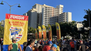 ホノルルマラソンのコース上にあり、パールハーバーメモリアルパレードも開催されるホノルルの華やかなメインストリート！