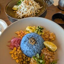 ブルーのジャスミンライスは案外おいしい。