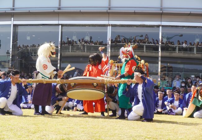 交流館の前面は芝生の広場