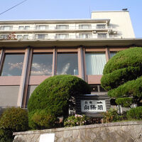 坂に建つ老舗ホテル