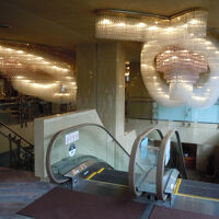 エントランスからロビーへはエスカレーター利用