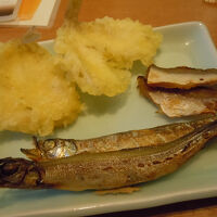 ブッフェ式夕食　料理をお皿に盛り付け