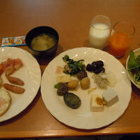 ブッフェ式朝食　料理をお皿に盛り付け