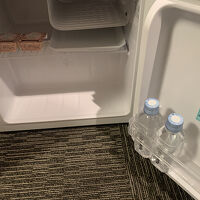 部屋の冷蔵庫の中には、無料サービスの水とゼリー