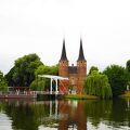 古い佇まいの門とはね橋に運河がオランダを感じさせます