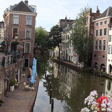 ここがドム塔近くの運河沿い