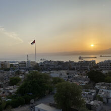 ホテルから見たアカバ湾を隔ててシナイ半島に沈む夕陽