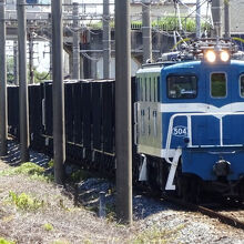 平日は特に貨物列車も目立つ