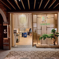 空港T2の５階にある。