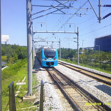 軌道のレイアウト的にもまっすぐでホーム端から撮りやすいです