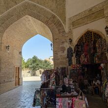 日差しが強い日中は空いてます。本番は日暮れ～夜