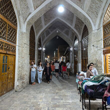 夜は人が増えてました。照明が程よい差し込み具合