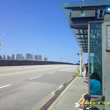 高架道路上のバス停の様子
