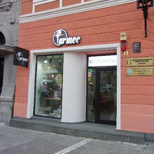 広場に面していて、明るいピンク色の外壁です。