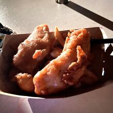 暗くて分からないのでスマホで照らしながら食べる！