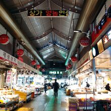 とにかく広い市場！