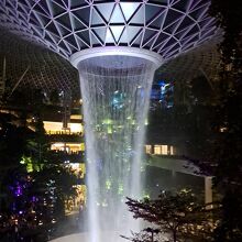 世界最長の室内滝「レイン・ボーテックス」