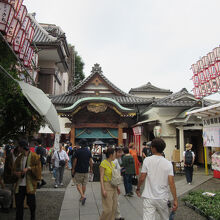 朝顔市開催中は早朝から多くの参拝者で賑わっていました