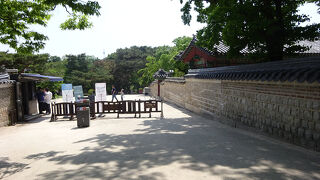 昌徳宮（チャンドックン）の中にある「後苑（フウォン）日本語ツアー」に参加しました。