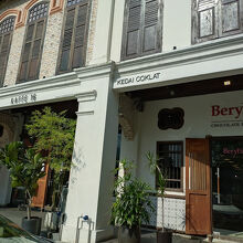 ショップとカフェが並んでいます