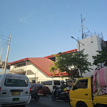 LRT-1バクララン駅から南へ延びる建設中の駅舎