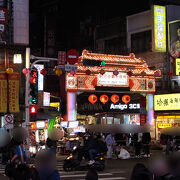 門前町にあるエネルギッシュな夜市