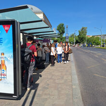 空港に向かう旅行者が列を作る。