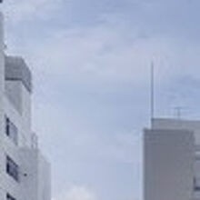 出島が、高層ビルの横にあります