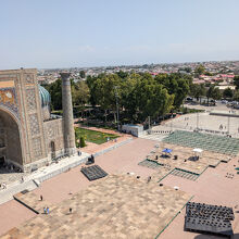 高さは33m程だが、広場を見下ろせるこの風景はなかなかの眺望