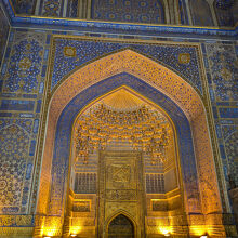 青と金の装飾が照明で照らされていて抜群の美しさ