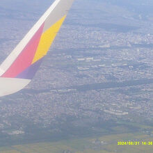 旭川の市街地とOZ色のウイングレットとのコラボ。