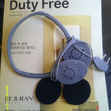 免税品冊子のみで機内誌はなし。ヘッドセットは貸与。