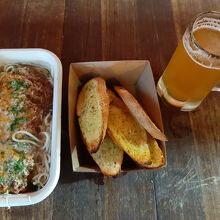 パスタ・ガーリックトースト・ビール